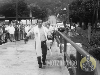 Bendición del nuevo puente "CROM" por el párroco Fidel Marinero Perote durante su inauguración.