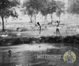 Un grupo de niños se refresca en el río de Motzorongo en tiempos de calor.