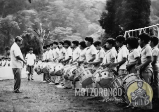 Alumnos de la Secundaria Técnica en el parque infantil "Luis Calderón", al frente de la banda de guerra el profesor Jesús Godínez Olmedo, acompañando al Sindicato de Obreros durante las celebraciones de su fundación.
