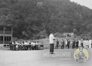 Acto cívico escolar en la explanada del CECyT 341, hoy CBTis 101, al centro el profesor Jesús Godínez Olmedo.
