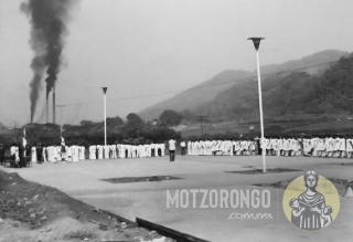 Acto cívico escolar en la explanada del CECyT 341, hoy CBTis 101, al fondo se observan los maizales donde ahora existe la Colonia Nueva Obrera.