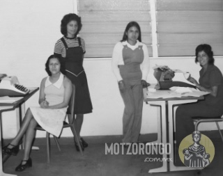 Primer personal administrativo del CECyT 341 y la ETIyC 338, de izquierda a derecha: María Elena Gil Maldonado, Conchita y Flora Rivera León, secretarias, y Bertha Solís Vera, jefa de Recursos Humanos.