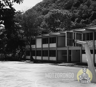 Cancha de la secundaria técnica, se observa la explanada libre antes de que esta tuviera instalado su domo.
