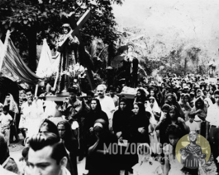 Procesión de Semana Santa, la foto corresponde al viernes santo de ese año.