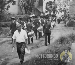 Banda de guerra con su traje de gala utilizado a finales de los 80s y principios de los 90s. La foto corresponde a a las celebraciones de la fundación del sindicato.