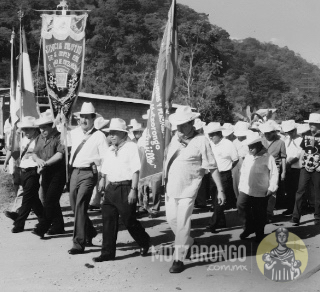 Comitiva del sindicato durante un desfile, encabezada por el Secretario General Fernando Cortés H., Secretario del Interior Alberto Pérez M. y el Secretario de Exterior José Castillo E., acompañados por el Agente Municipal Pedro Morales.