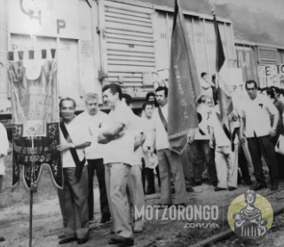 Inicio de desfile por el día de la Revolución en el edificio sindical.