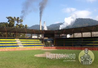 Gradas del campo deportivo de Motzorongo.