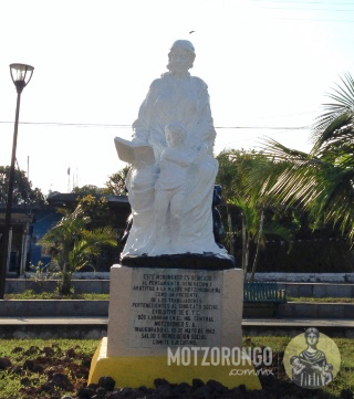 Monumento a la madre motzorongueña en el parque "Carlos A. Pacheco".