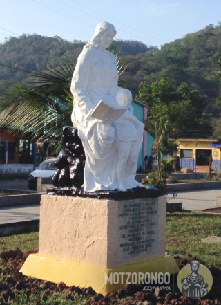 Monumento a la madre motzorongueña en el parque "Carlos A. Pacheco".