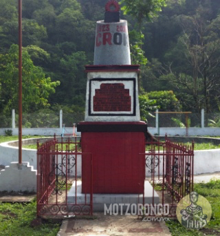 Monumento a los fundadores del sindicato en el parque infantil "Luis Calderón".