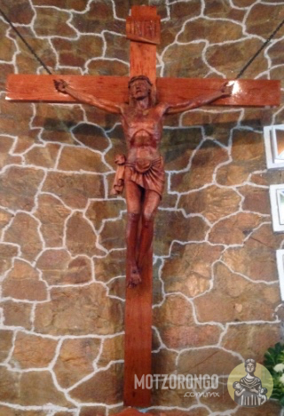 Cristo de madera en la parroquia "Santa Teresa de Ávila".