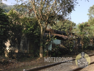 Ruinas de la antigua sección de casas del ferrocarril construida a finales del siglo XIX.